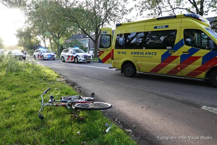 Fietser met spoed naar het ziekenhuis na aanrijding in Enkhuizen