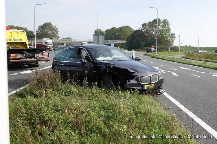 Auto botst met vrachtwagen in Venhuizen