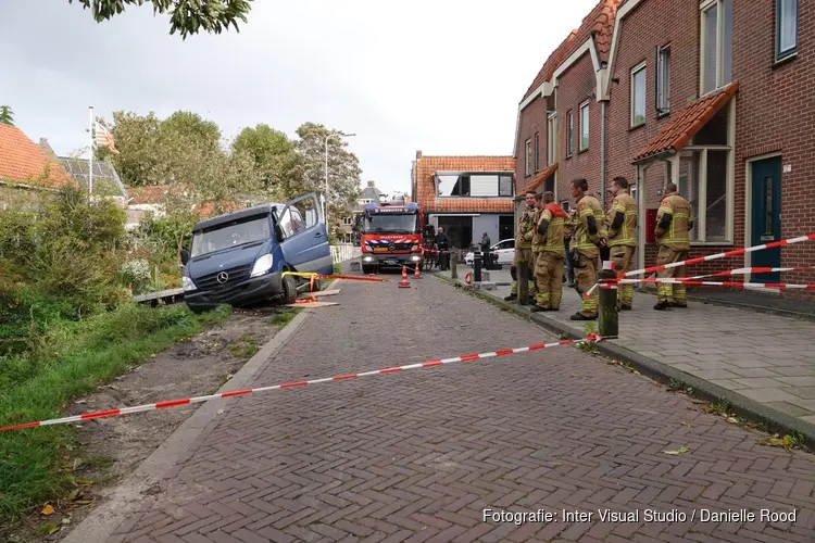 Bestelbus bijna te water in Enkhuizen