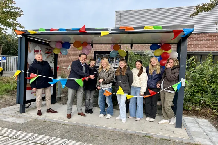 Leerlingen Copernicus krijgen bushokje na handtekeningenactie