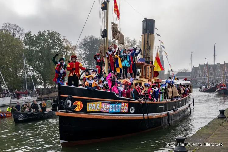 Feestelijke Sinterklaasintocht in Hoornse haven