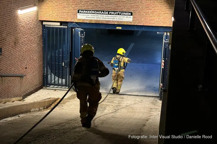 Brandstichting in parkeergarage van flat in Enkhuizen