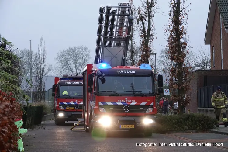 Schuurbrand bij woning in Andijk