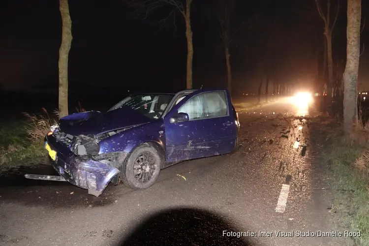 Auto ramt boom in Wervershoof, bestuurder gewond