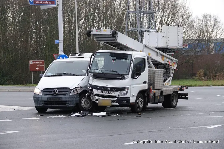 Aanrijding tussen twee voertuigen in Enkhuizen