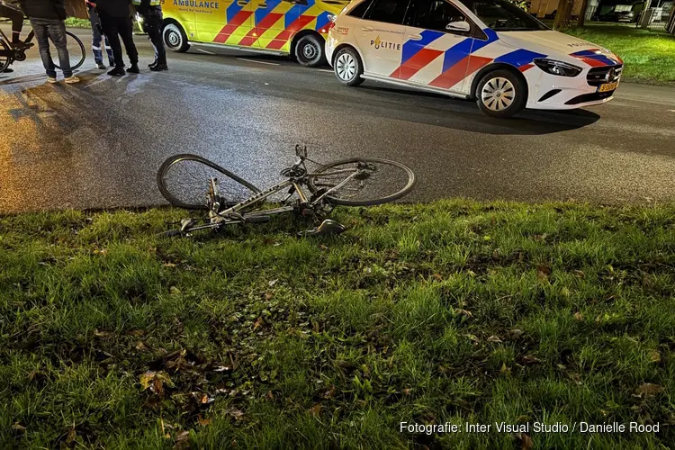 Bestelbus en fietser in botsing in Enkhuizen