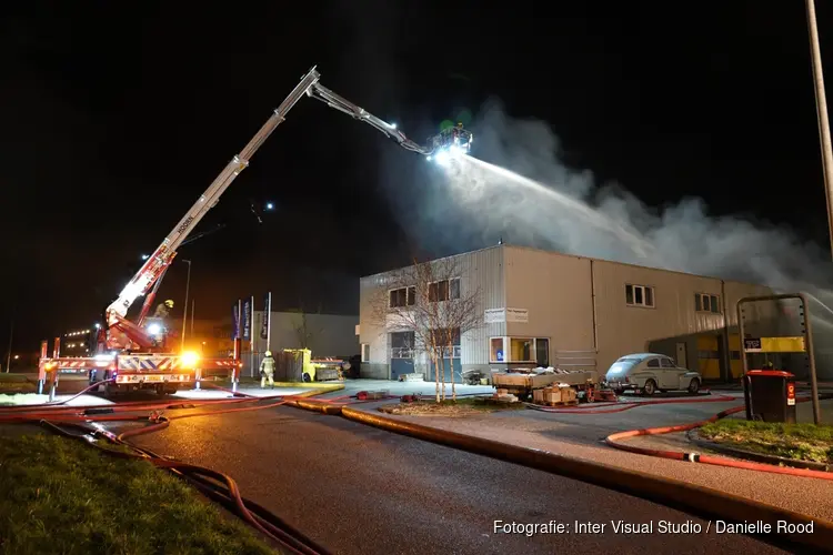 Hevige brand in bedrijfsverzamelgebouw te Zwaag