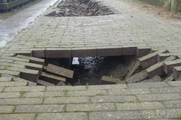 Hoog water zorgt voor "sinkholes"