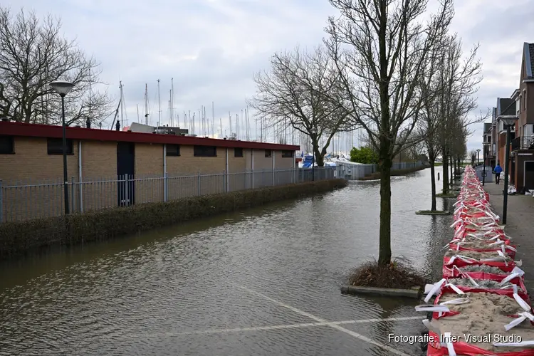 Water onverminderd hoog op Visserseiland