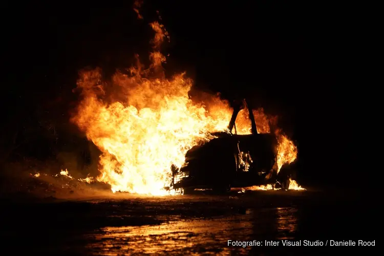 Auto door brand verwoest op parkeerplaats Het Streekbos