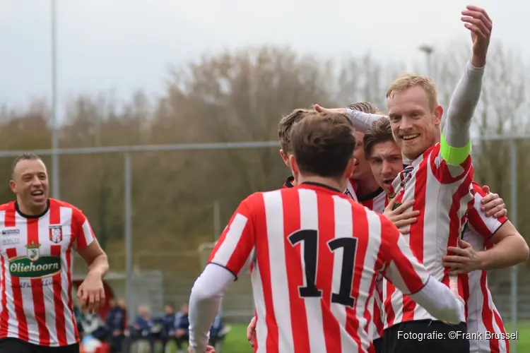 Hollandia houdt met tien man stand tegen koploper Ajax