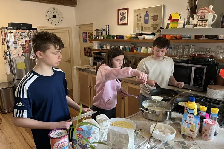 Leerlingen Oscar Romero aan de bak op Nationale Pannenkoekendag