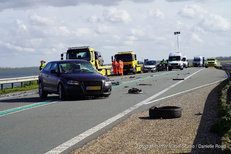 Weg afgesloten na ongeluk op Markerwaarddijk