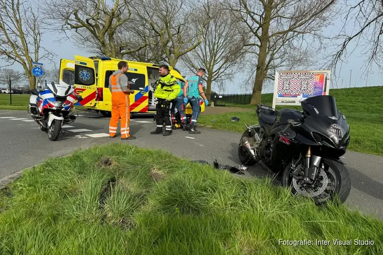 Motorrijder vliegt uit de bocht in Enkhuizen