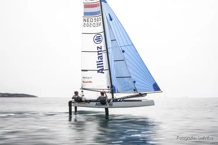 Aankomst slechtziende windsurfer na spectaculaire IJsselmeer Challenge