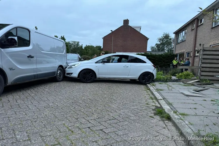 Auto ramt geparkeerde voertuigen in Schellinkhout