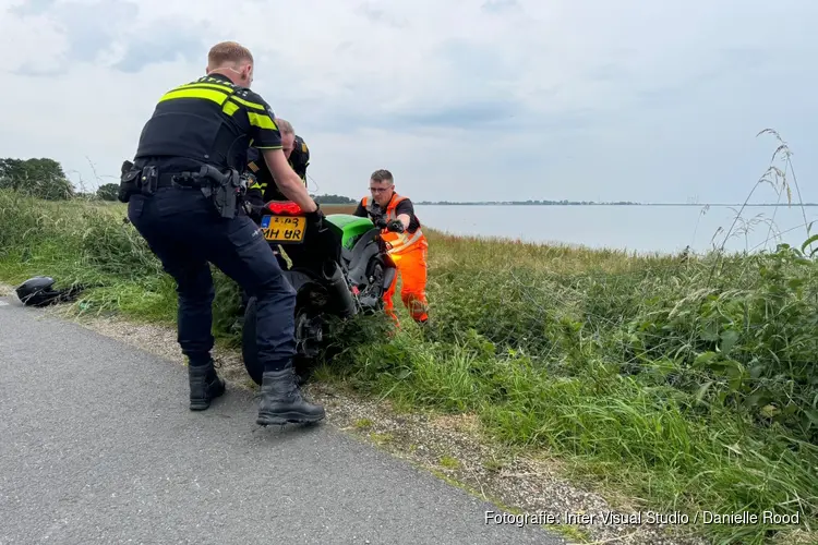 Motorrijder krijgt ongeluk op dijk in Venhuizen