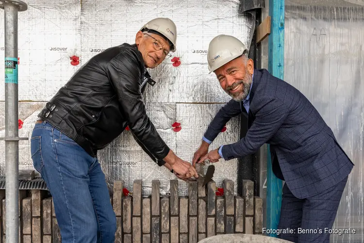 Wethouder Erol legt samen met toekomstige bewoners eerste steen in project Landsheer fase 3a in Warmenhuizen