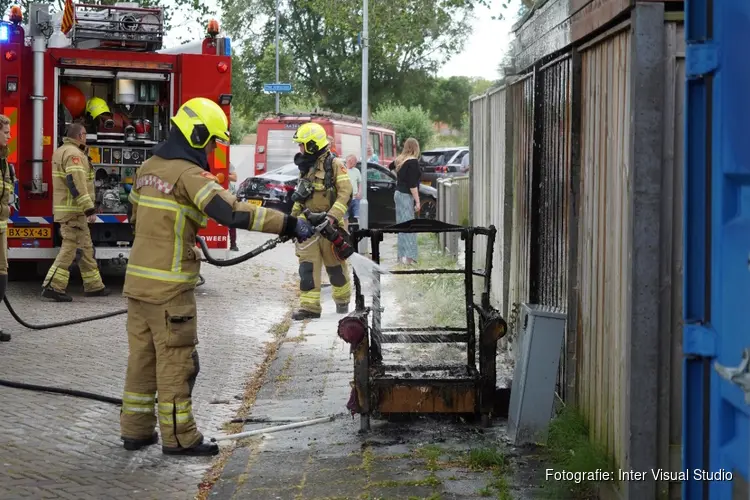 Schutting vat vlam in Enkhuizen