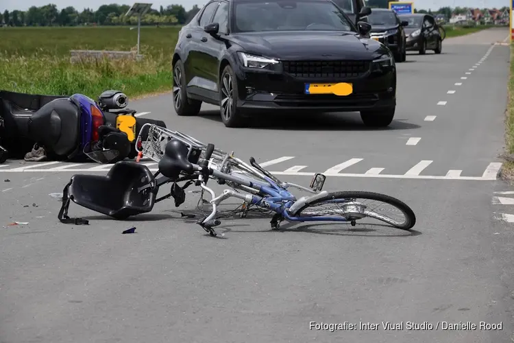 Vrouw op fiets aangereden door motorrijder in Hauwert