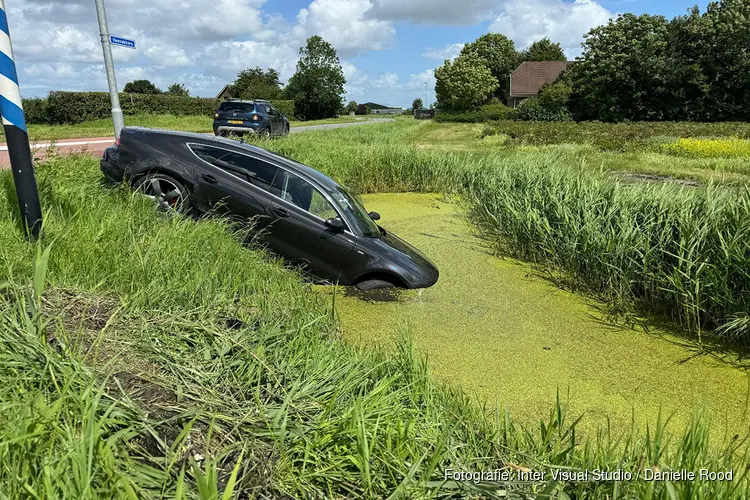 Auto te water door botsing in Zwaagdijk-Oost