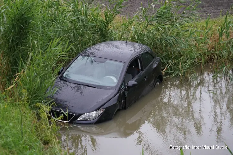 Nieuwe auto eindigt in sloot Ursem