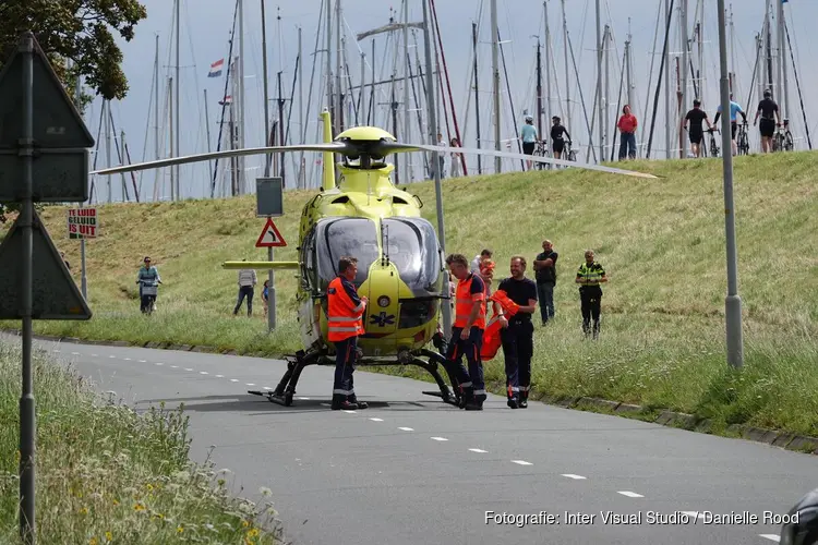 Wielrenner raakt gewond bij val Enkhuizen, traumahelikopter ter plaatse