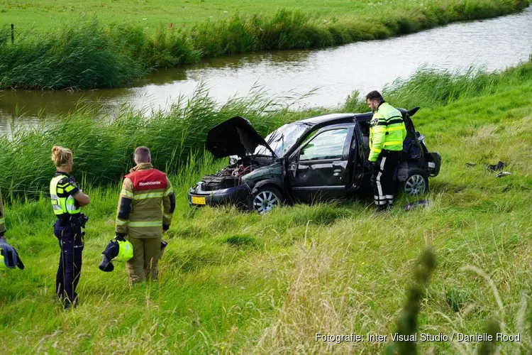 Auto rolt van dijk in Venhuizen