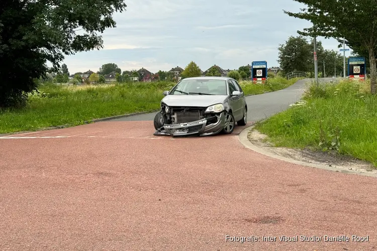 Auto loopt forse schade op na botsing met vrachtwagen