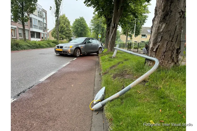 Automobilist rijdt auto total loss in Enkhuizen