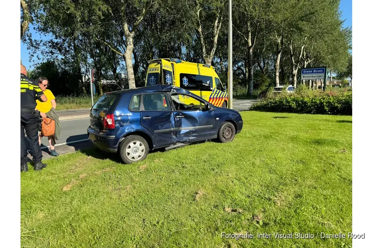 Brandweerhoogwerker in botsing met auto in Bovenkarspel