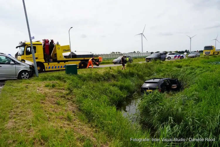 Auto te water na botsing in Andijk