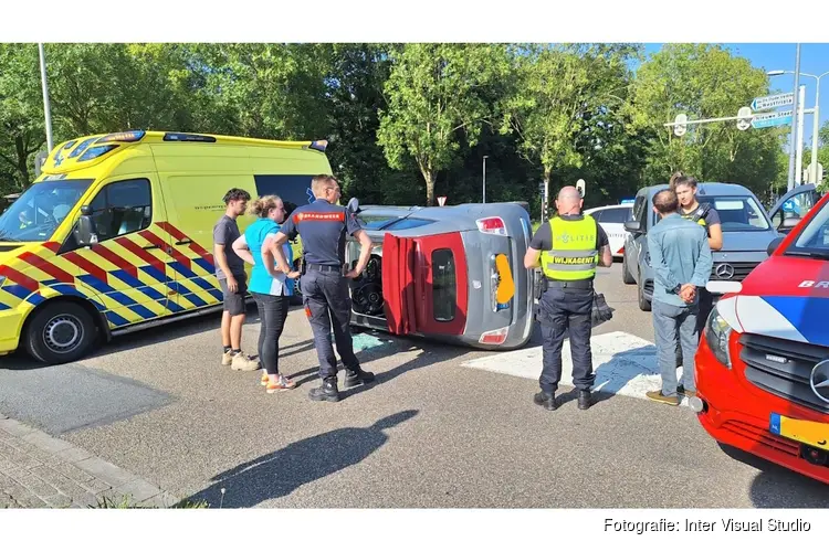 Aanrijding op IJsselweg in Hoorn: auto op z'n kant