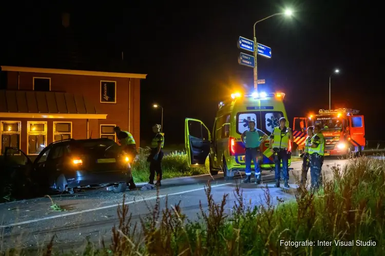 Auto crasht in Berkhout: inzittenden hebben engeltje op hun schouder