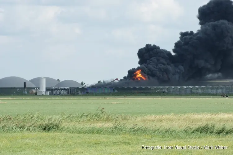 Zeer grote brand in Hensbroek, rook in wijde omtrek te zien