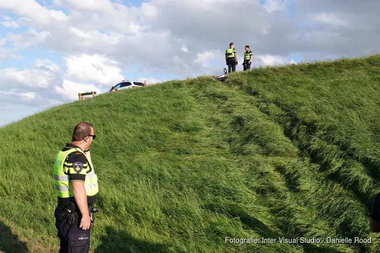 Auto rijdt dijk af na botsing met wielrenner in Wijdenes