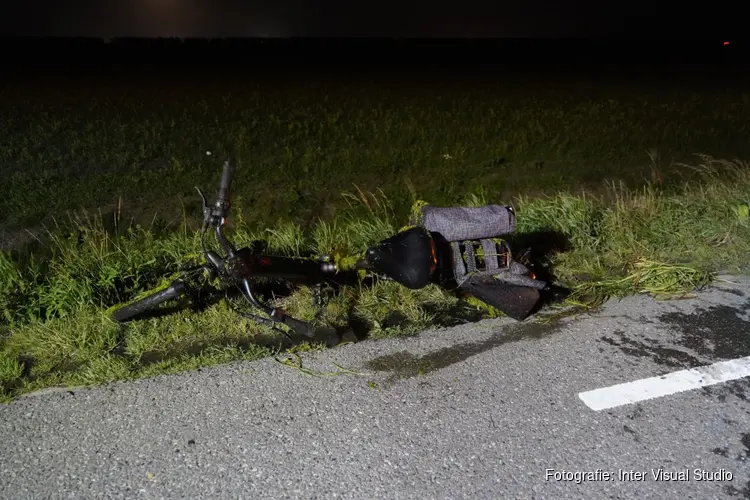 Fietser te water gereden in Zwaagdijk-Oost