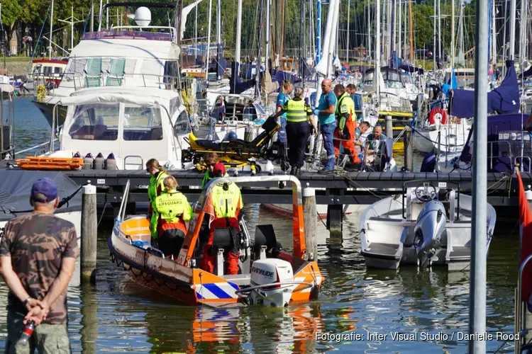 Persoon uit mast gevallen in haven Hoorn