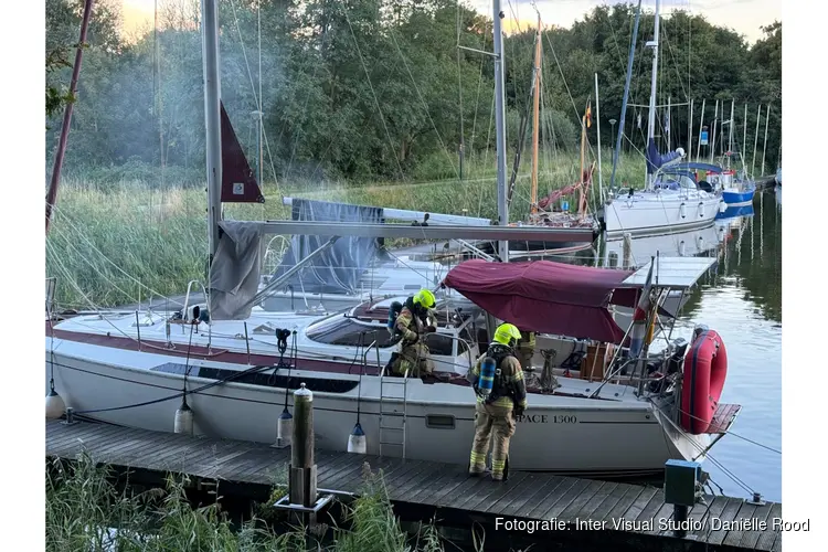 Brandweer rukt uit voor plezierjacht wat rookt in Hoorn