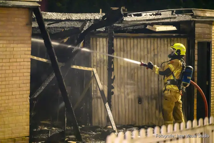 Brand in Hoorn: drie schuren in brand aan Steenbokstraat