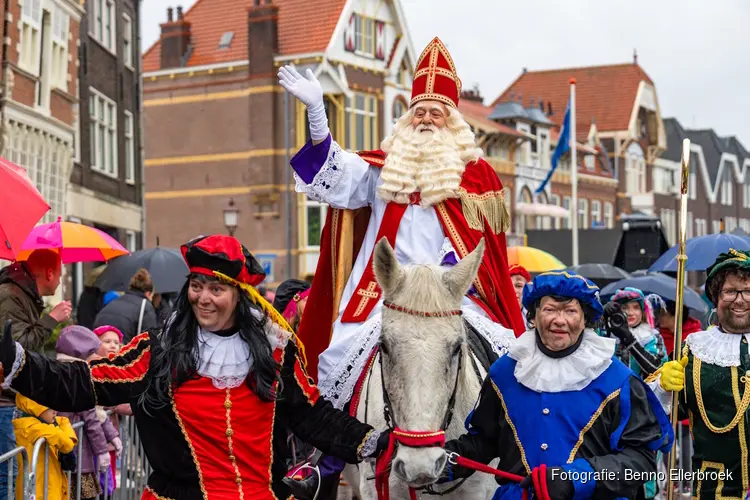 Feestelijke Sinterklaasintocht in Hoornse haven