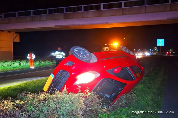 Auto op zijn kant bij eenzijdig ongeval Spierdijk