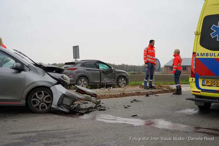 Ongeluk met veel schade op beruchte kruising in Wervershoof