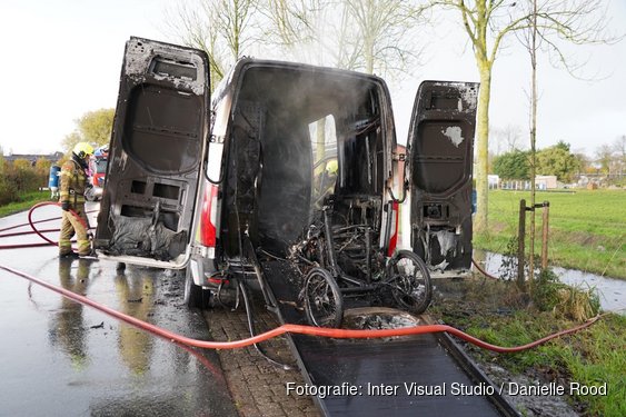 Bestelbus in brand op Houterweg in Hoogkarspel