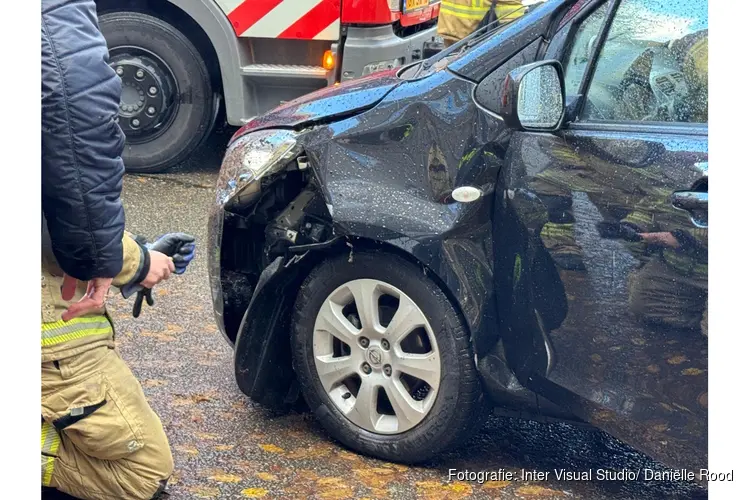 Automobiliste klapt op plantenbak na uitwijken in Enkhuizen