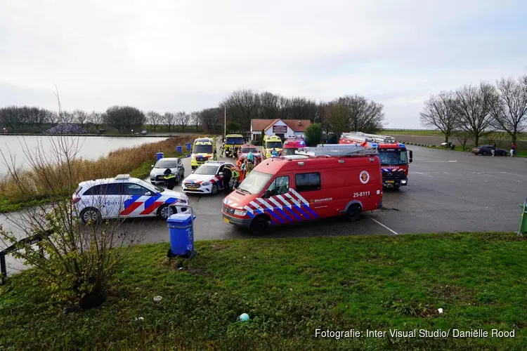 Hulpdiensten op Markerwaarddijk tussen Enkhuizen en Lelystad