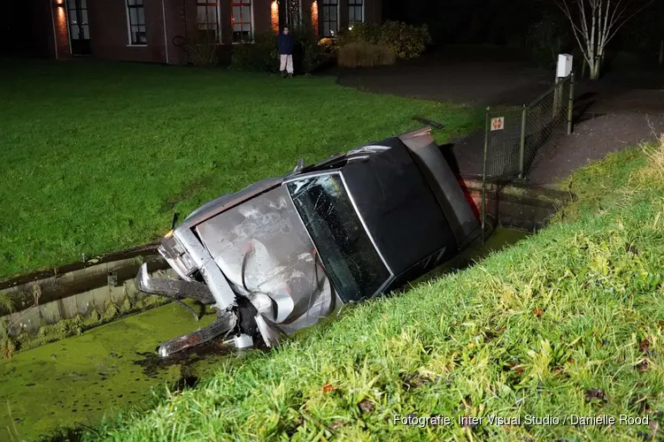 Auto te water in Nibbixwoud