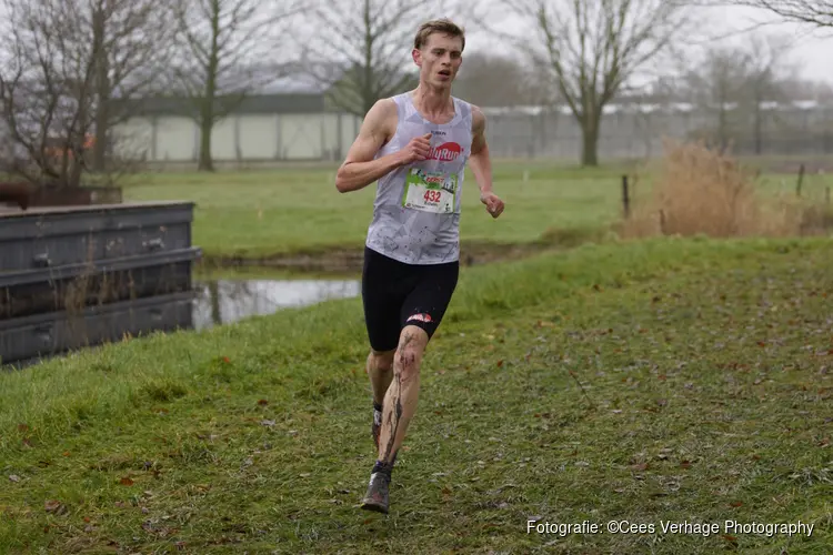 Edwin Sjerps klopt tweevoudig winnaar Michiels bij Kerstcross Opmeer