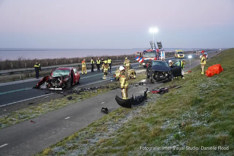 Ernstig ongeval op Markerwaarddijk, weg afgesloten