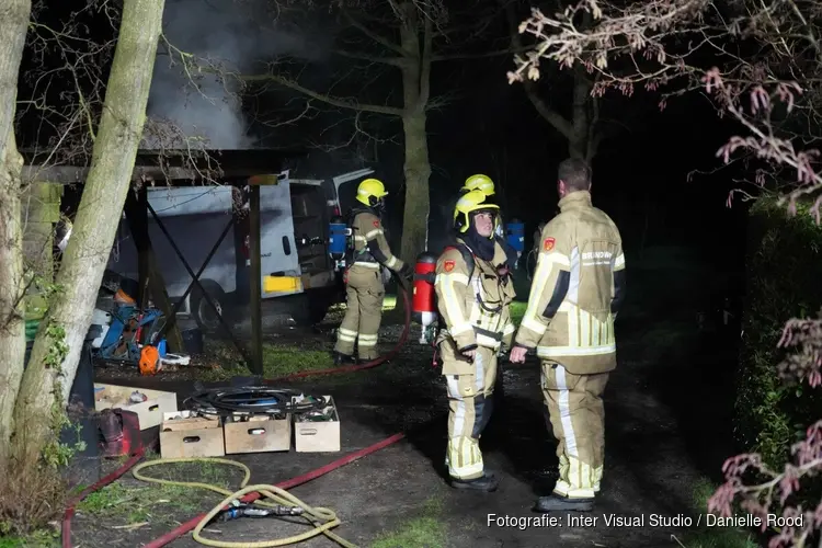 Brand in bestelbus aan Zuiderdijk in Venhuizen